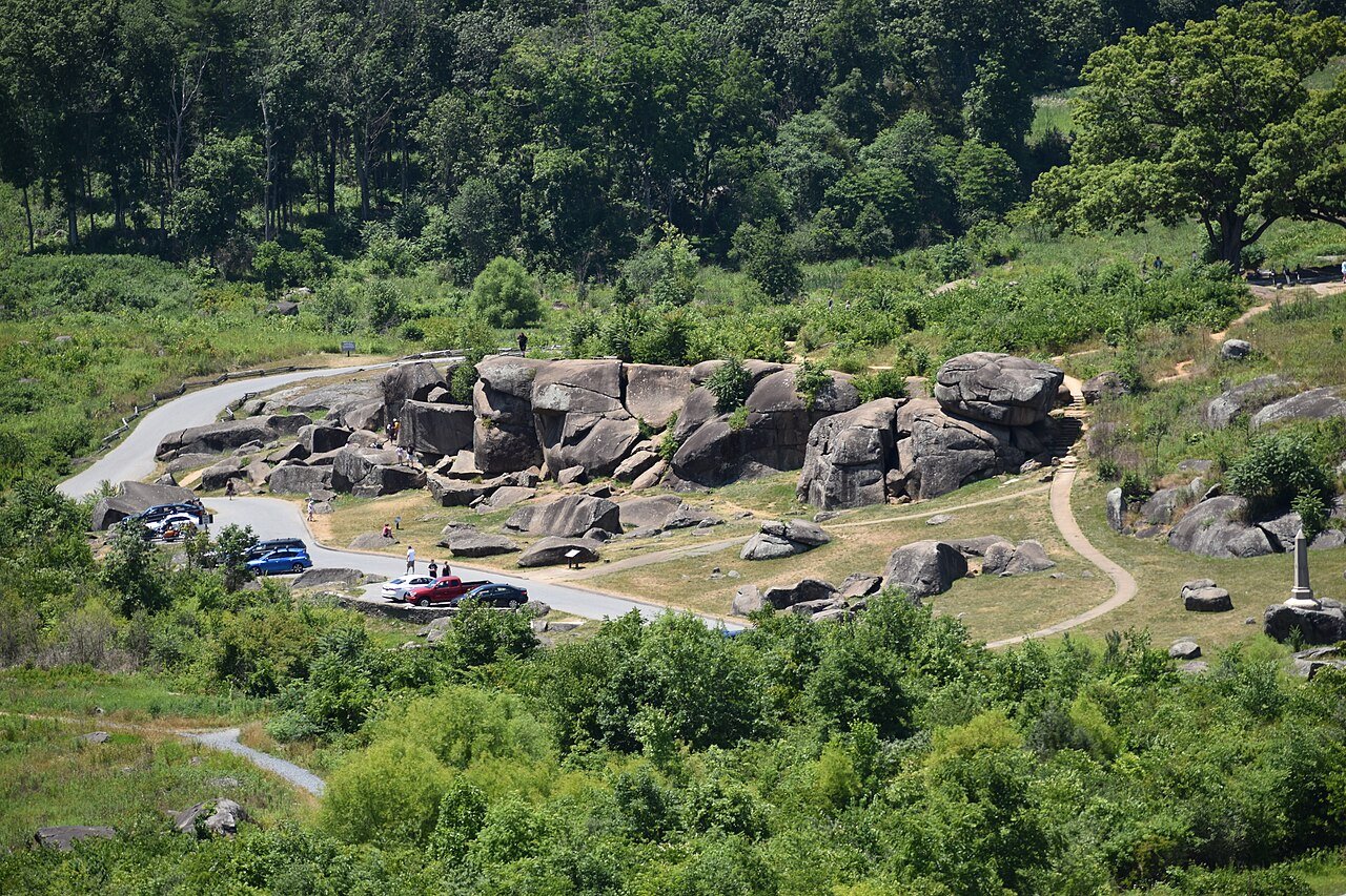 Gettysburg ghost sightings at Devil's Den boulders