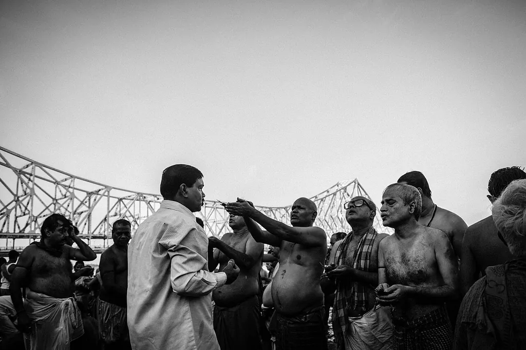 Pitru dosh kya hai — devotees performing tarpan in Kolkata (Wikimedia Commons)