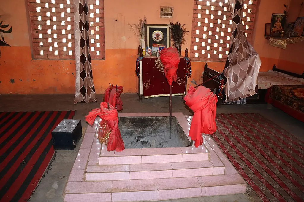 Dhooni dena kya hota hai — an Udasi dhuni sacred hearth (Wikimedia Commons)