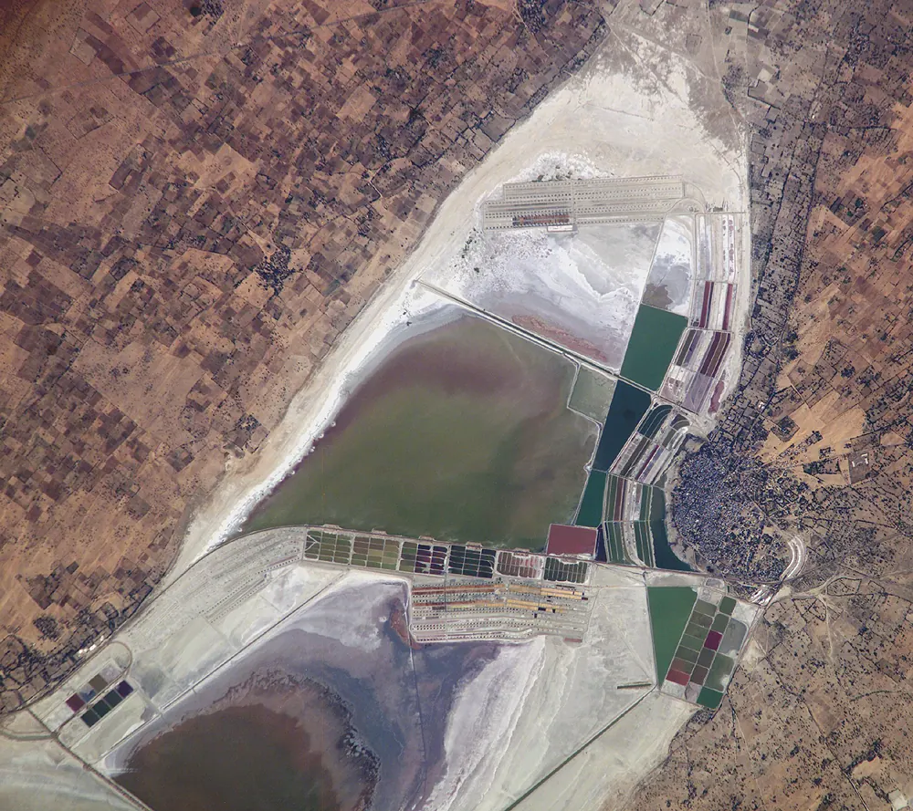 Does salt in corners work — Sambhar Salt Lake pans from above (Wikimedia Commons)
