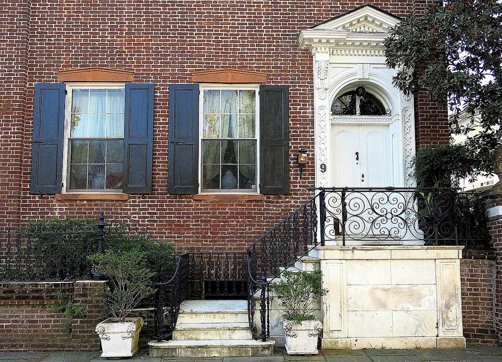 Main entrance vastu — steps to a house front door (Wikimedia Commons)