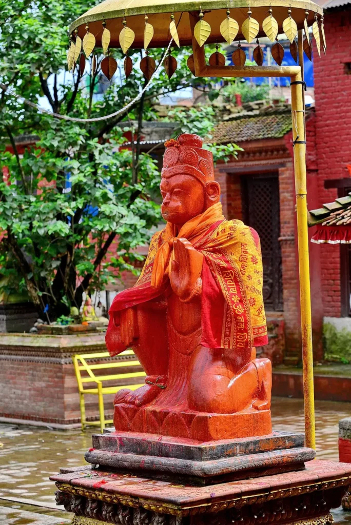 हनुमान चालीसा और नकारात्मक ऊर्जा — मंदिर में सिंदूरी हनुमान मूर्ति (Wikimedia Commons)
