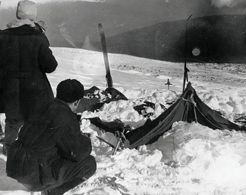 Dyatlov Pass tent — searchers at the site in 1959, archival photo (Wikimedia Commons)