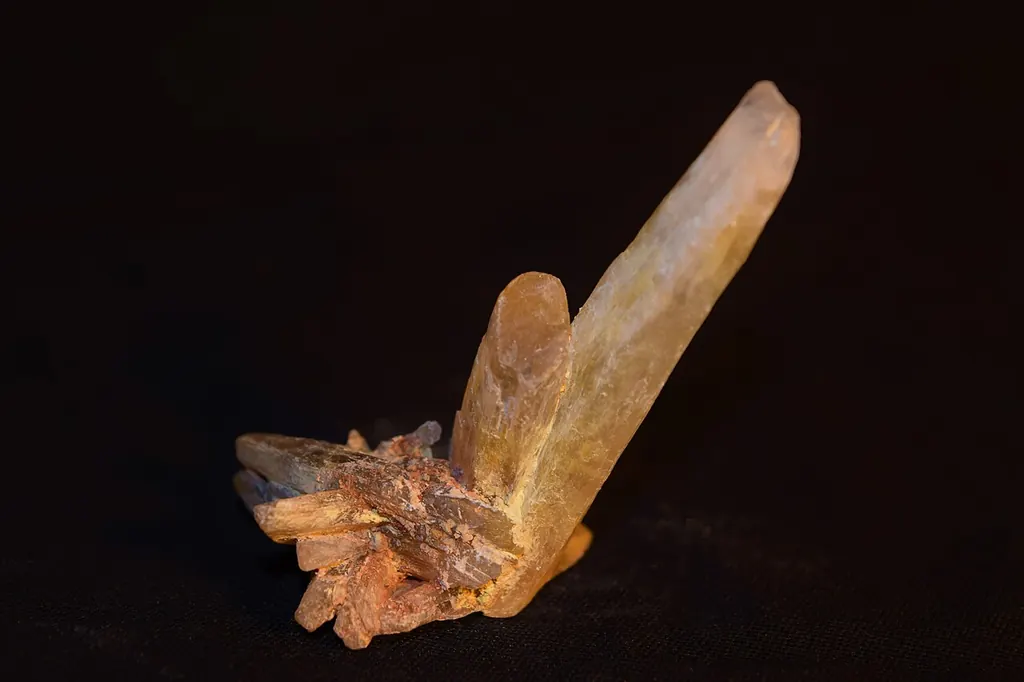 Selenite crystal home protection — a natural selenite cluster (Wikimedia Commons)