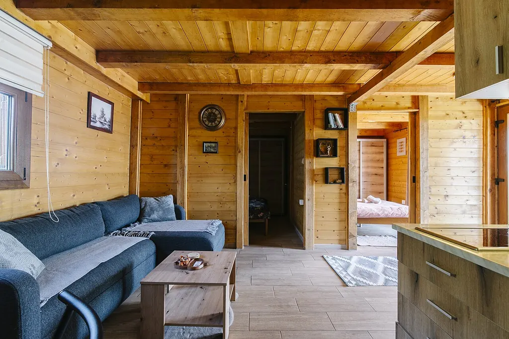 Living room vastu — a bright wooden living room (Wikimedia Commons)