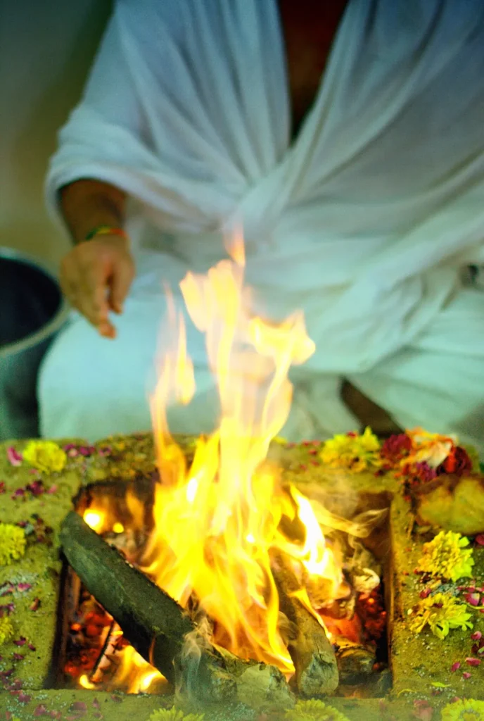 रक्षोघ्न सूक्त जाप की तैयारी — हवन की अग्नि (Wikimedia Commons)