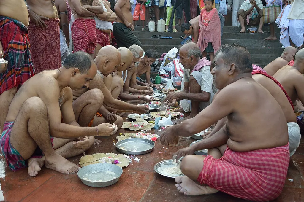 Pitru dosh ke upay — pind daan ceremony at a Kolkata ghat (Wikimedia Commons)