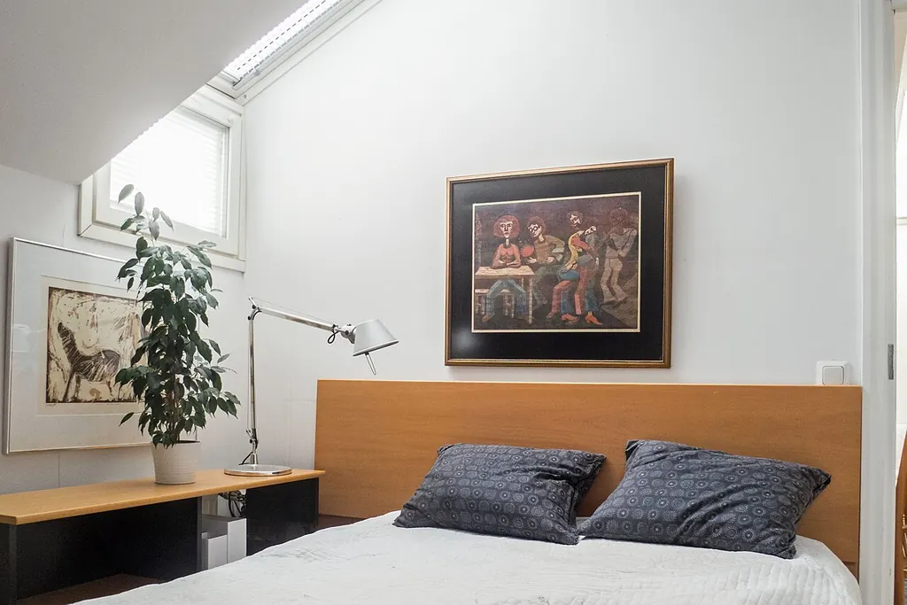 Master bedroom vastu — a calm bedroom under a skylight (Wikimedia Commons)