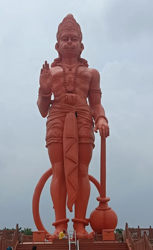 रक्षा से जुड़ी चौपाइयां — छिंदवाड़ा मंदिर की विशाल हनुमान मूर्ति (Wikimedia Commons)