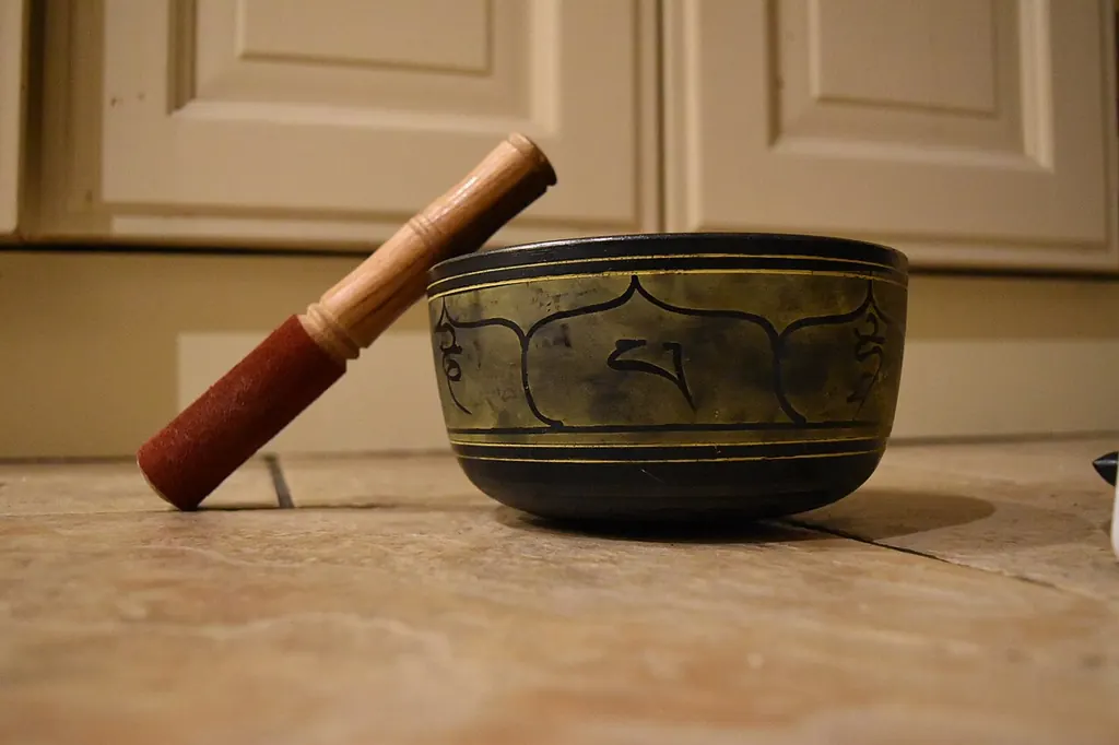 Sound to reset apartment energy — a singing bowl and mallet (Wikimedia Commons)