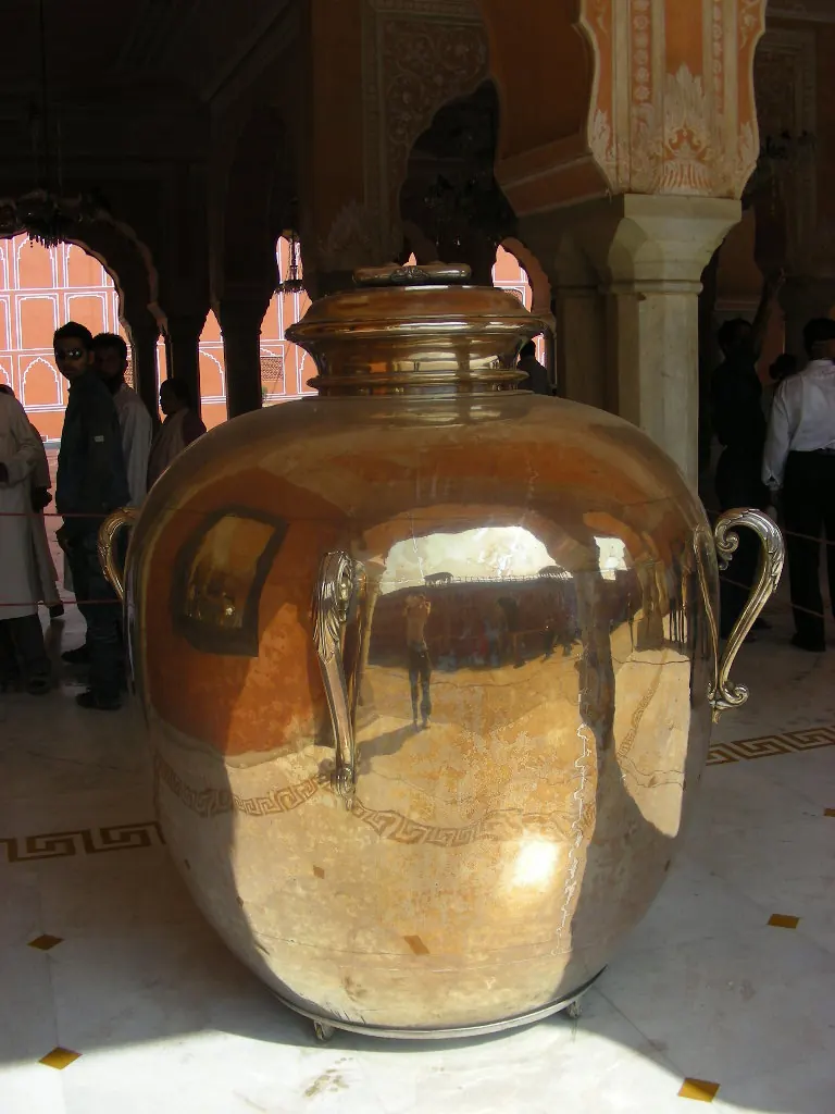 गंगाजल बनाम साधारण जल — जयपुर की विशाल चांदी की गंगाजली (Wikimedia Commons)