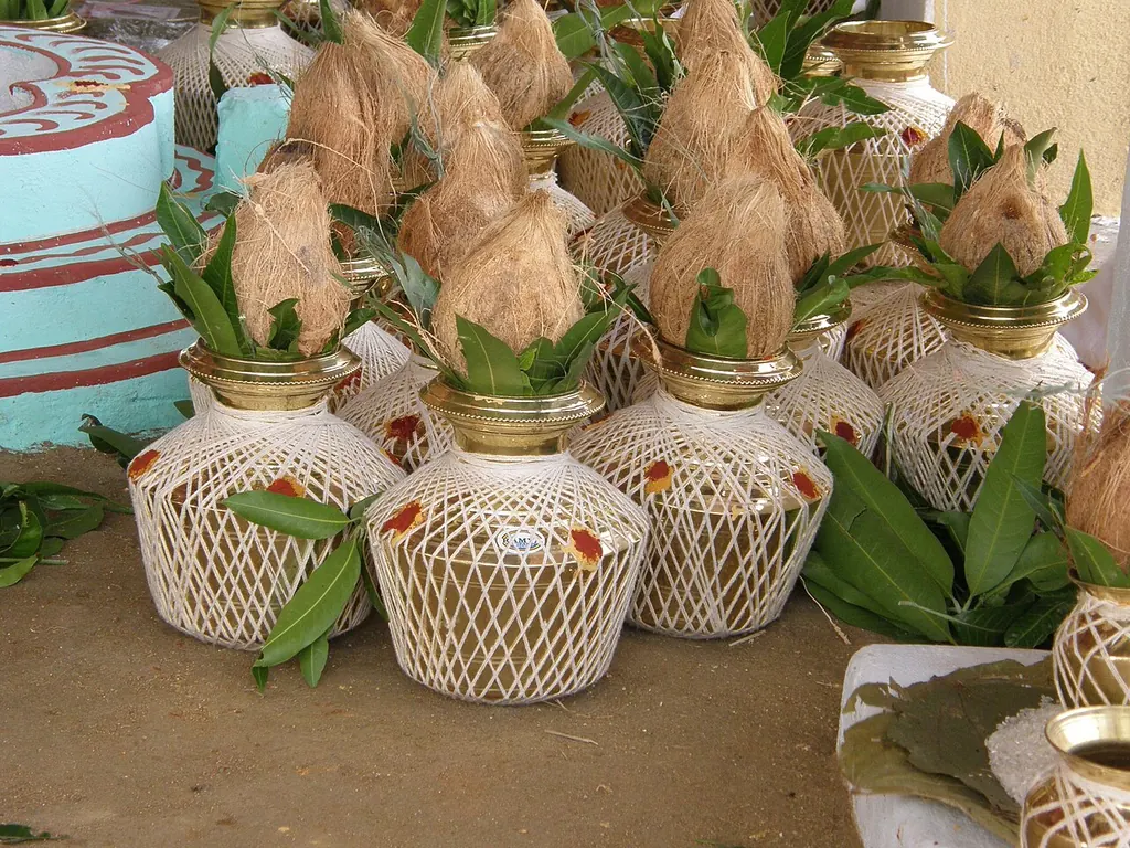 गंगाजल छिड़कने के नियम — पूजा के सजे कलश (Wikimedia Commons)