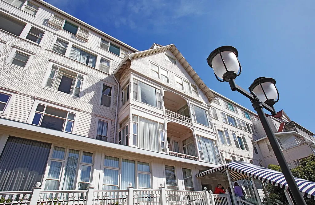 Hotel del Coronado haunted — the Victorian beach resort in California